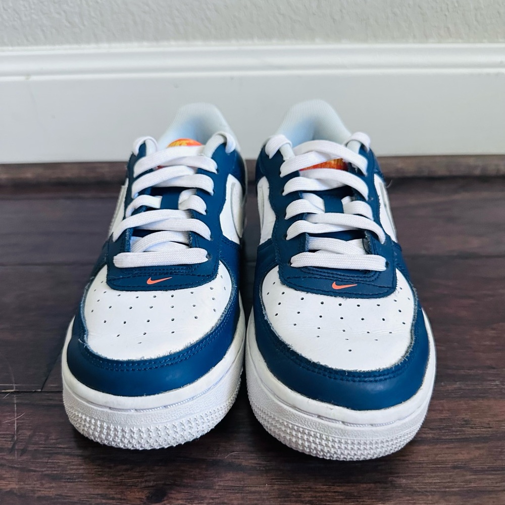 Nike Air Low-Top Sneakers in White, Navy & Orange Accent Size 4Y